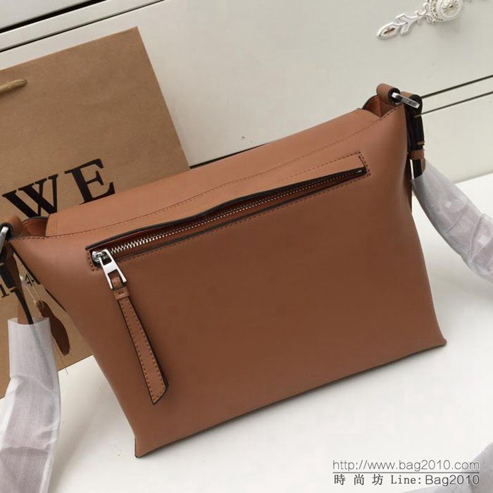 LOEWE羅意威 專櫃同步 經典百搭 明星同款 Military Messenger 信使包 0169 男女同款  jdl1026